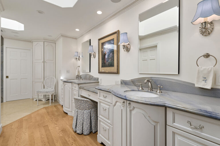 Double sinks w_vanity